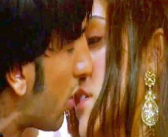 After Anushka, Ranveer too shuns dating rumors